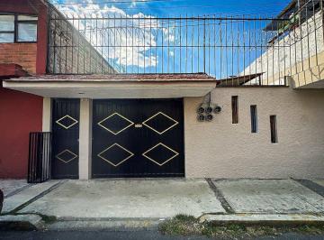 Casa · 332m² · 2 Estacionamientos · Casa en Venta Para Inversión Cerca del Sanatorio Toluca
