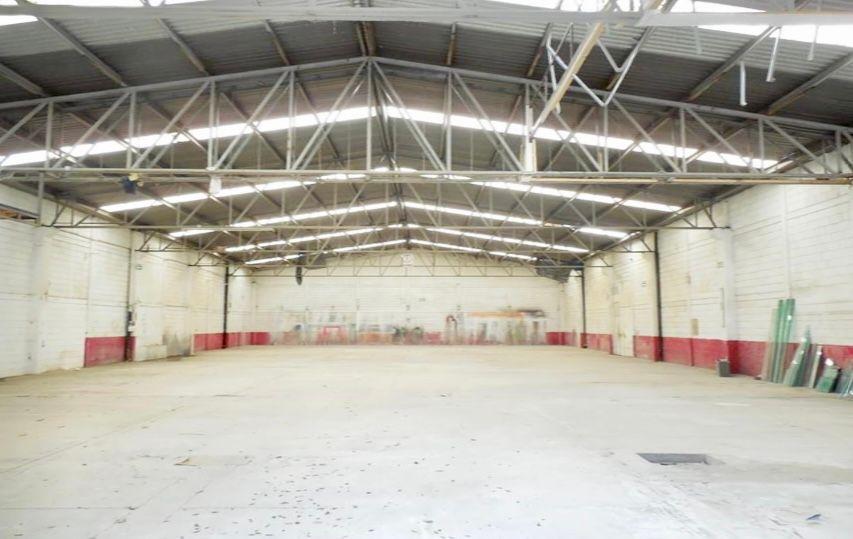 Estupenda Bodega Amplio Uso de Suelo