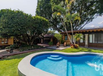 Casa · 385m² · 5 Recámaras · 4 Estacionamientos · Casa en Venta en Privada Zona Dorada Cuernavaca Morelos