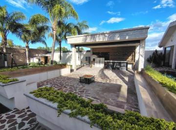 Casa · 538m² · 6 Recámaras · 10 Estacionamientos · Casa en Venta o Renta El Trébol León Guanajuato