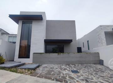 Casa · 251m² · 3 Recámaras · 2 Estacionamientos · Casa Nueva en Venta con Vista a La Presa, Zanda, Leon Guanajuato