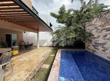 Casa · 321m² · 3 Recámaras · 2 Estacionamientos · Venta de Casa en Fraccionamiento Algarrobos Mérida Yucatán