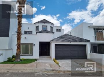 Casa · 357m² · 3 Recámaras · 2 Estacionamientos · Casa en Venta en Valle del Ángel Frente a Parque con Recamara en Planta Baja