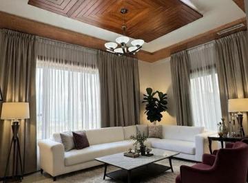Casa · 1123m² · 4 Recámaras · 8 Estacionamientos · Casa en Venta en Zona Valles con Alberca Techada y Sala de Cine