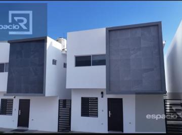 Casa · Casa en Venta a un Costado de La Parroquia de La Divina ´providencia
