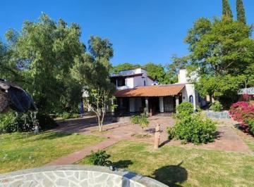 Casa · 500m² · 3 Recámaras · 3 Estacionamientos · Casa Amplia en Venta en Jurica Querétaro