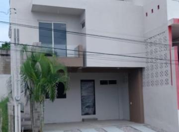 Casa · 174m² · 3 Recámaras · 2 Estacionamientos · Casa en Loma Alta