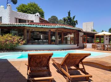 Casa · 800m² · 4 Recámaras · 2 Estacionamientos · Casa en Renta - (4)
