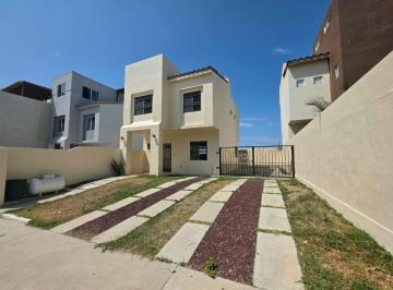 Casa de 3 habitaciones, Tijuana · Casa en Venta con 200 m² Terreno, Casa Club y Alberca Zona Costa de Playas de Tijuana