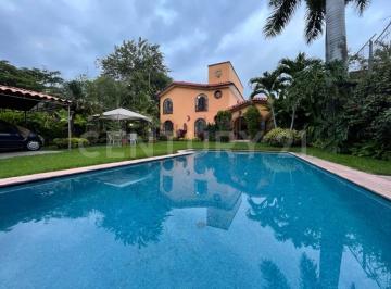 Casa · 404m² · 4 Recámaras · 1 Estacionamiento · Amplia Casa Para Remodelar con Alberca y Jardín en Lomas de Cuernavaca