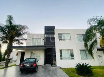 Casa · 347m² · 3 Recámaras · 3 Estacionamientos · Casa en Venta en Provincia Santa Elena, Querétaro