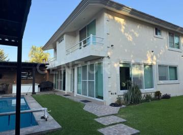 Casa · 420m² · 5 Recámaras · 2 Estacionamientos · Casa en Venta en Colinas de Oaxtepec, Yautepec, Morelos