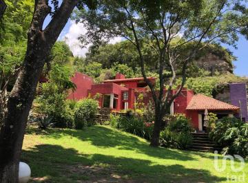 Casa · 240m² · 2 Recámaras · 4 Estacionamientos · Se Vende Casa en Malinalco en El Barrio de San Juan