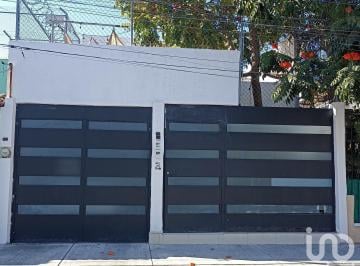 Casa · 220m² · 4 Recámaras · 1 Estacionamiento · Casa en Venta en Las Águilas, Zapopan Jalisco