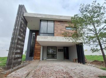 Casa · 413m² · 4 Recámaras · 4 Estacionamientos - RENATA CUEVAS · Residencia en Venta en La Campiña del Bosque 4 Recamaras y Alberca Privada $11.9 Millones