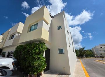 Casa · 110m² · 3 Recámaras · 2 Estacionamientos · Casa en Playa del Carmen