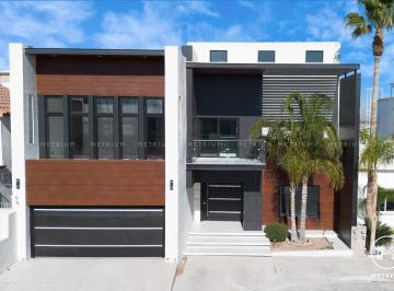 Fachada · Casa en Venta en Residencial Cumbres con Alberca Frente a Parque