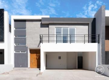 Fachada · Casa en Venta en Bosque Real con Recámara Principal en Planta Baja Zona Valle Escondido