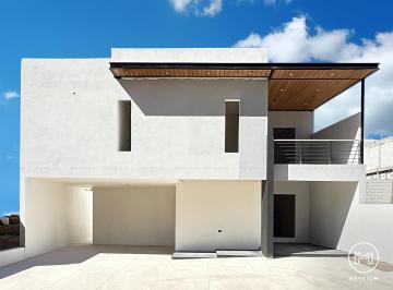 Casa · 338m² · 4 Recámaras · 2 Estacionamientos · Cumbres de Dominion con Recamara en Planta Baja, Zona Valle Escondido
