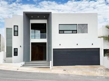 Casa · 630m² · 4 Recámaras · 5 Estacionamientos · Lomas de San Charbel con Recamara en Planta Baja y Alberca