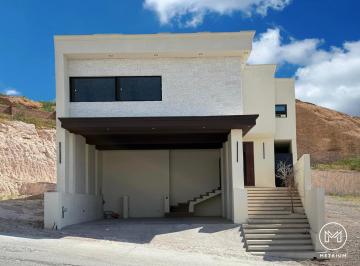 Casa · 359m² · 4 Recámaras · 2 Estacionamientos · Casa en Venta Altozano con Recamara en Planta Baja y Roof Top, Zona Cantera