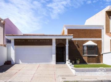 Fachada · Club Campestre de un Piso con Paneles Solares