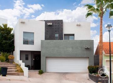 Casa · 345m² · 3 Recámaras · 2 Estacionamientos · Cumbres V Frente a Parque