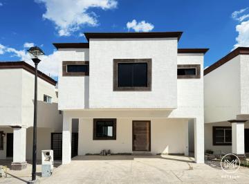 Casa · 170m² · 3 Recámaras · 2 Estacionamientos · Puente Piedra con Alberca, Frente a Parque Zona Cantera