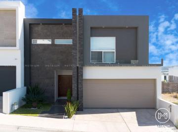 Casa · 300m² · 4 Recámaras · 2 Estacionamientos · Bosque Real con Recámara en Planta Baja