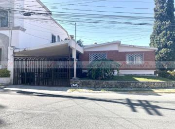 Casa · 400m² · 5 Recámaras · 1 Estacionamiento · Casa en Venta en del Paseo Residencial