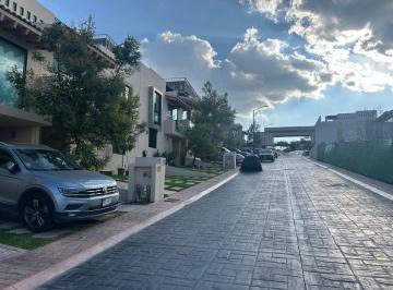 Casa en condominio · 221m² · 4 Recámaras · 2 Estacionamientos · Venta de Casa en Zibata en Queretaro