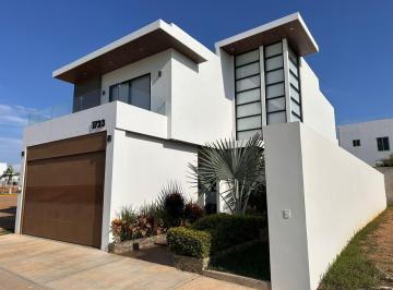 Casa · 230m² · 3 Recámaras · 2 Estacionamientos · Casa en Renta Amueblada en Altabrisa Residencial, Mazatlán