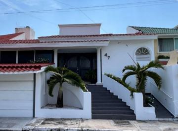 Casa · 388m² · 3 Recámaras · 2 Estacionamientos · Casa - Fraccionamiento Costa de Oro