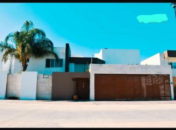 Casa · 520m² · 3 Recámaras · 3 Estacionamientos · Casa en Renta y Venta en Fraccionamiento Hacienda Santa Fe