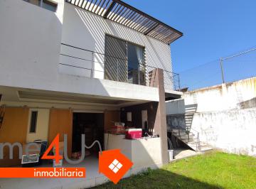 Casa de 3 habitaciones, Cuernavaca · Casa Sola Sobre Calle Principal, con Bungalow.