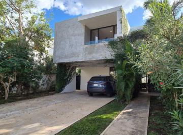 Casa de 4 habitaciones, Mérida · Casa de 4 Recamaras y Alberca en Privada Parque Central, Mérida