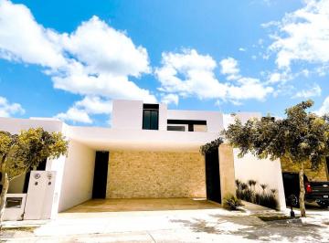 Casa de 3 habitaciones, Mérida · Casa de 3 Recamaras y Alberca en Privada Temozón Norte, Mérida