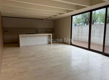 Casa de 4 habitaciones, Querétaro · Venta - Casa de 4 Recámaras con 1 en Planta Baja. Altozano