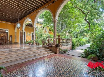 Casa de 5 habitaciones, Mérida · Casa Colonial Estilo Hacienda con Fachada Imponente en Exclusiva Ubicación de Santiago