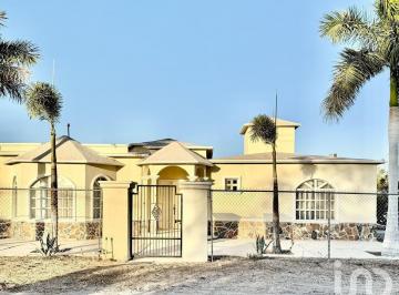 Casa · 300m² · 3 Recámaras · 5 Estacionamientos · Casa Blanca Centenario