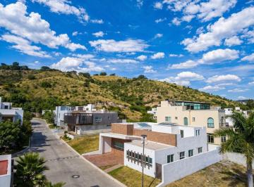 c09afefdee2a6e79331956cb606922ce4ac076015e9bf7ee23b0cb0f469fd856 · Casa en Venta en Lago Nogal Tlajomulco | 4 Recámaras y Doble Altura