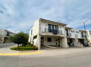 Casa de 3 habitaciones, León · Casa en Venta en Lombardía en Privada con Alberca, Salón de Eventos, Juegos Infantiles y Cancha