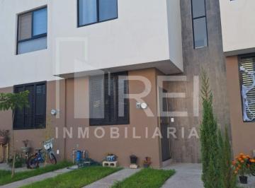 CASA DENTRO DEL FRACCIONAMIENTO PUERTA DE PIEDRA A 15 MINUTOS DEL AEROPUERTO INT · Casa Venta Santa Cruz del Valle Tlajomulco