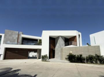 Casa · 500m² · 4 Recámaras · 3 Estacionamientos · Casa con Alberca en Venta en Lomas del Mar