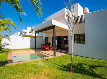 Casa de 3 habitaciones, Mérida · Casa de Dos Plantas con Jardín y Terraza, en Venta, Real Montejo, Mérida