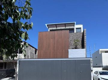 Casa · 314m² · 4 Recámaras · 3 Estacionamientos · Casa en Venta en Parques Vallarta, Zapopan.