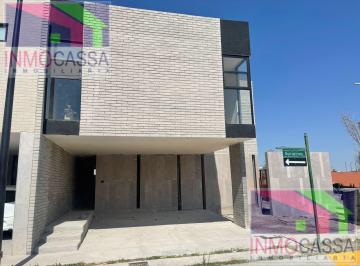 Casa · 248m² · 3 Recámaras · 2 Estacionamientos · Casa - Misión Santa Fe