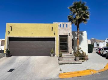 Casa · 173m² · 3 Recámaras · 2 Estacionamientos · Venta de Casa de Una Planta con Cuarto de Servicio