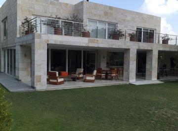 Casa · 1800m² · 3 Recámaras · 6 Estacionamientos · Venta de Hermosa Residencia en La Herraduracdmx
