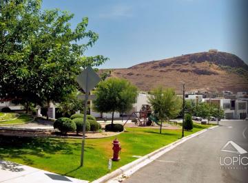 Casa · 230m² · 3 Recámaras · 2 Estacionamientos · Venta de Casa con Recámara en Planta Baja en Valdivia II